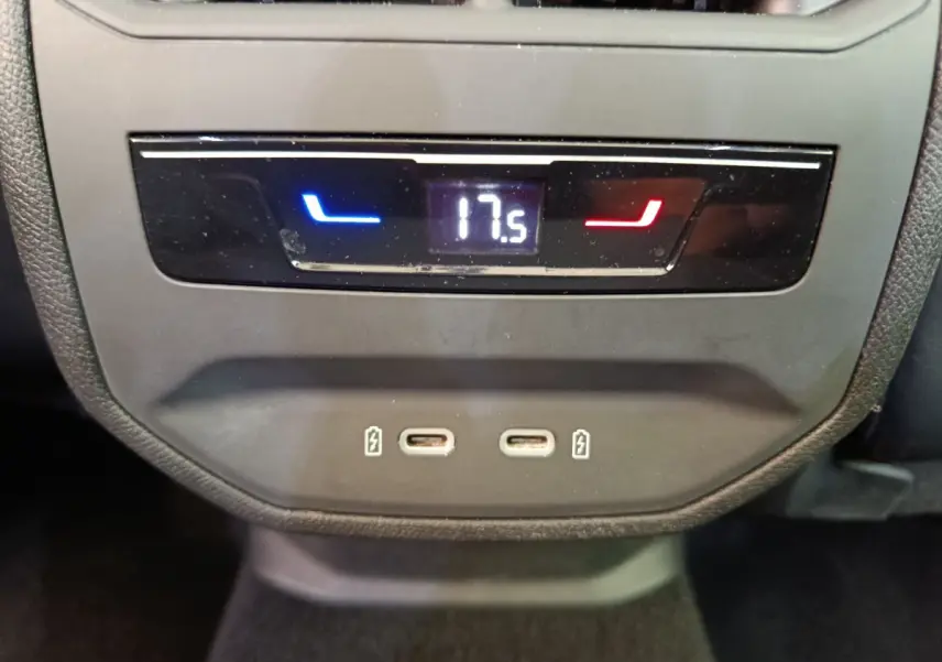 Détail de la commande de climatisation arrière avec affichage digital à 17,5°C et ports USB-C sur CUPRA LEON ST 2024.