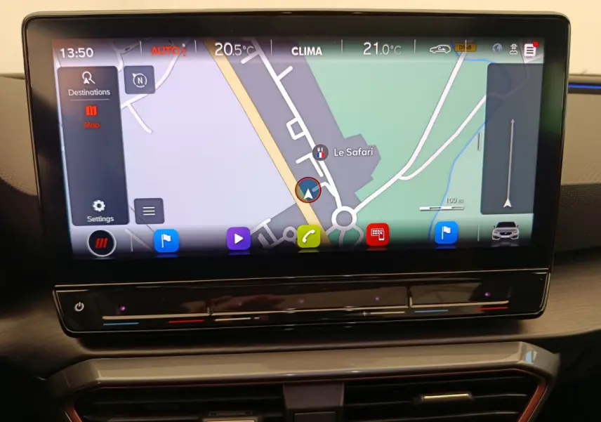 Écran tactile central 12 pouces affichant la navigation dans l'habitacle de la CUPRA LEON ST 2024.