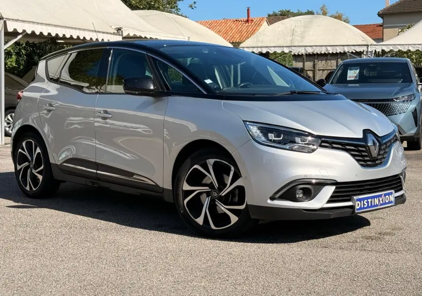 Renault Scénic IV gris platine avec toit noir, vue 3/4 avant droit, jantes noires et blanches distinctives.