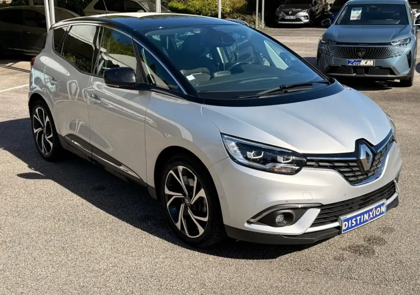 Renault Scénic IV gris platine avec toit noir étoile, vue 3/4 avant droit mettant en valeur ses phares LED et jantes stylées.