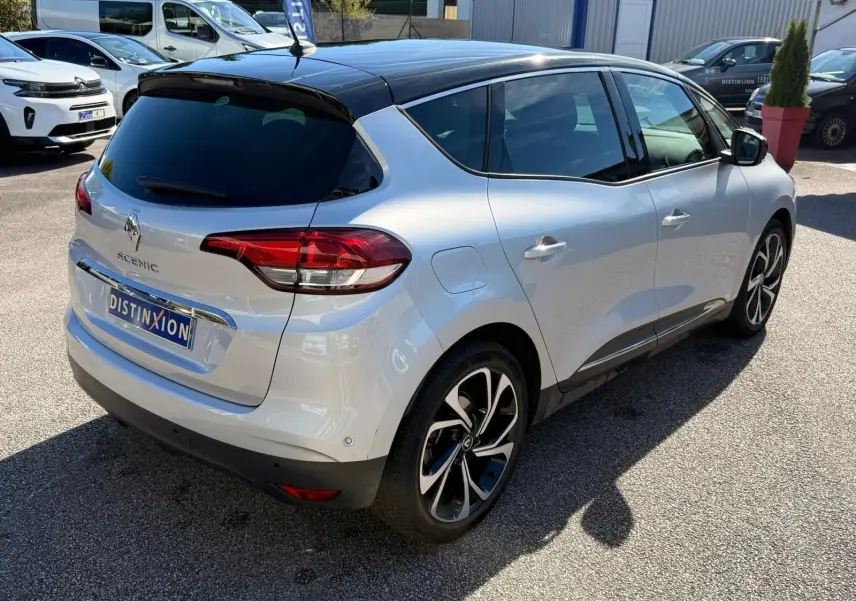 Renault Scénic IV gris platine avec toit noir étoile, vue 3/4 arrière côté droit, roues alliage distinctives.