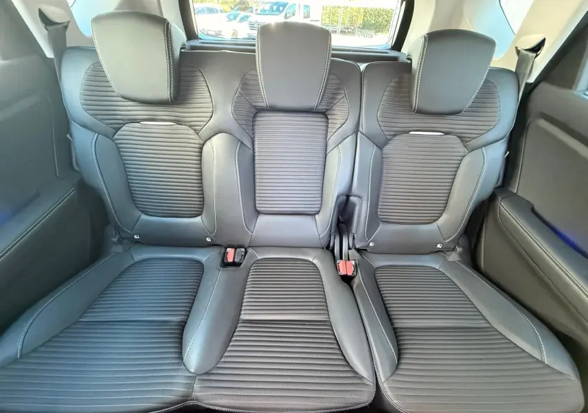 Vue arrière des sièges arrière en cuir noir du Renault Scenic IV 2020, soulignant leur design côtelé et les appuie-têtes intégrés.