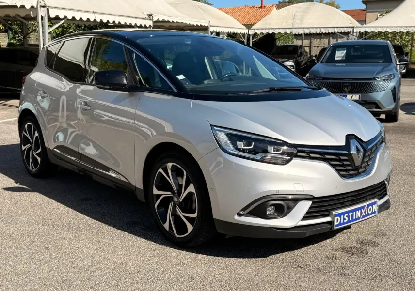 Renault Scénic IV gris platine avec toit noir, vue 3/4 avant droit, jantes noires et grises distinctives.