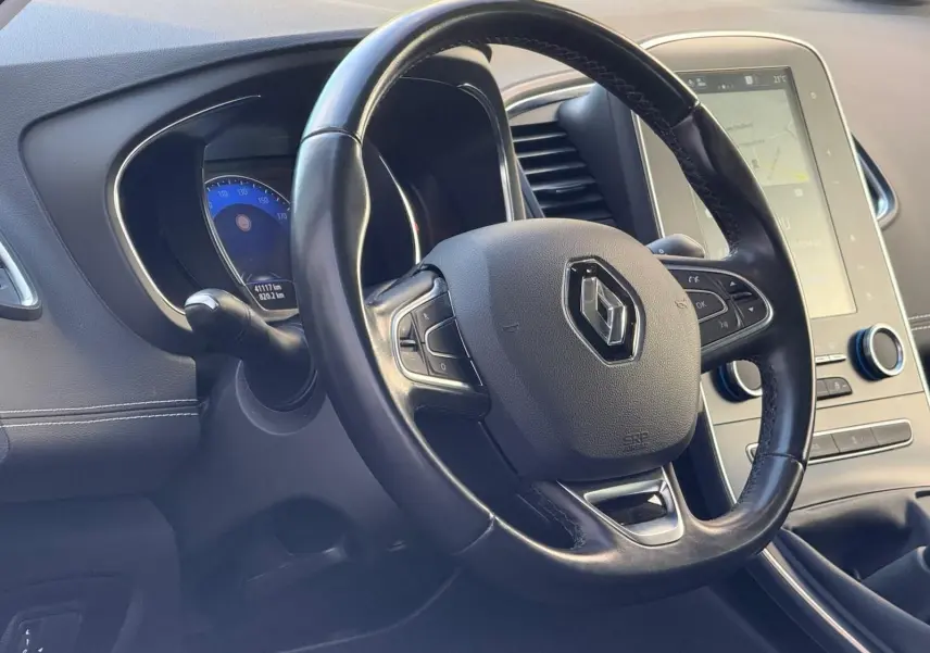 Vue rapprochée du volant en cuir noir et du tableau de bord du Renault Scenic IV gris platine, version Intens 2020.