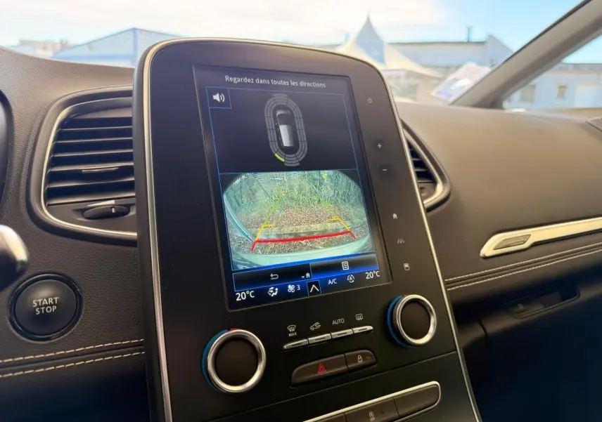 Vue intérieure du tableau de bord du Renault Scenic IV 2020, écran tactile affichant la caméra de recul et commandes climatisation.