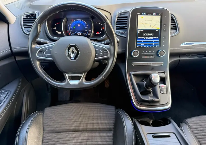 Vue intérieure frontale du Renault Scénic IV 1.7 Blue dCi 120ch Intens, tableau de bord avec écran tactile et boîte manuelle.