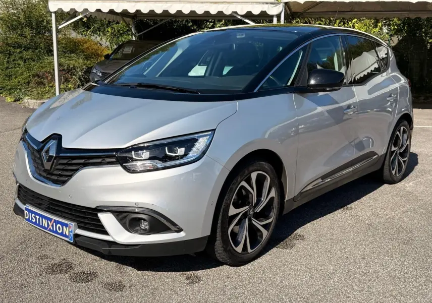 Renault Scénic IV gris platine avec toit noir, vue 3/4 avant droit mettant en valeur ses optiques LED et jantes distinctives.