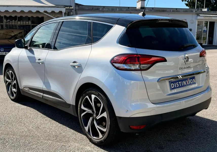 Renault Scénic IV gris platine avec toit noir en vue 3/4 arrière droit, jantes alliage distinctives visibles.