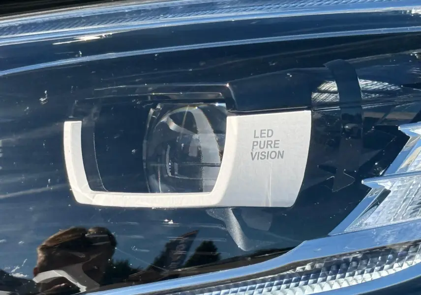 Gros plan sur le phare LED Pure Vision du Renault Scenic IV 2020 gris platine avec toit noir étoile.