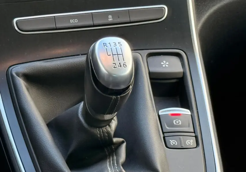 Le levier de vitesses manuel du Renault Scenic IV 2020 en gros plan avec commandes de frein à main électronique et mode Eco.