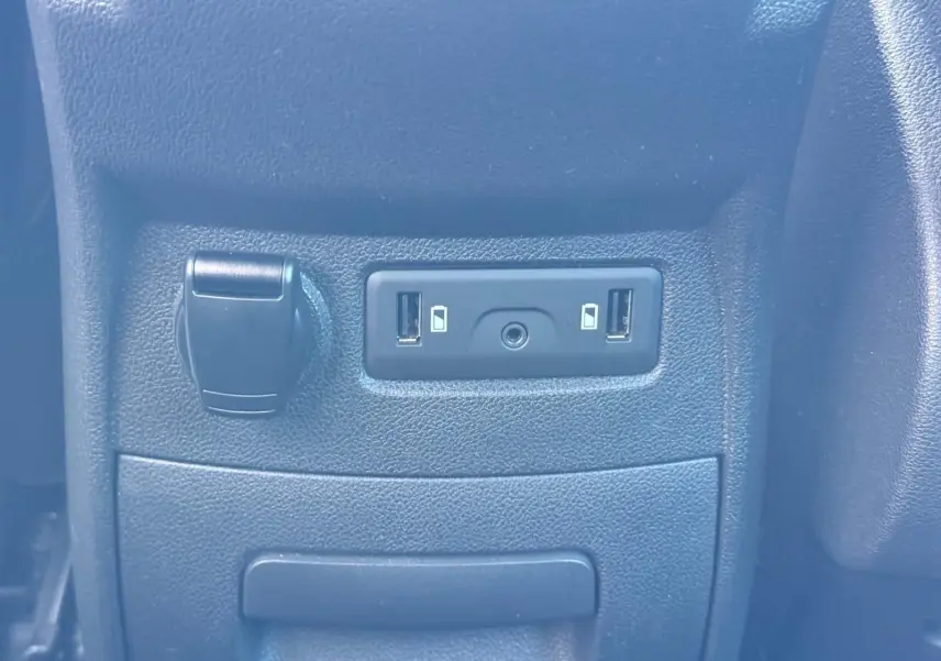 Prise USB double et prise allume-cigare intégrées dans la console centrale du Renault Scenic IV gris platine.