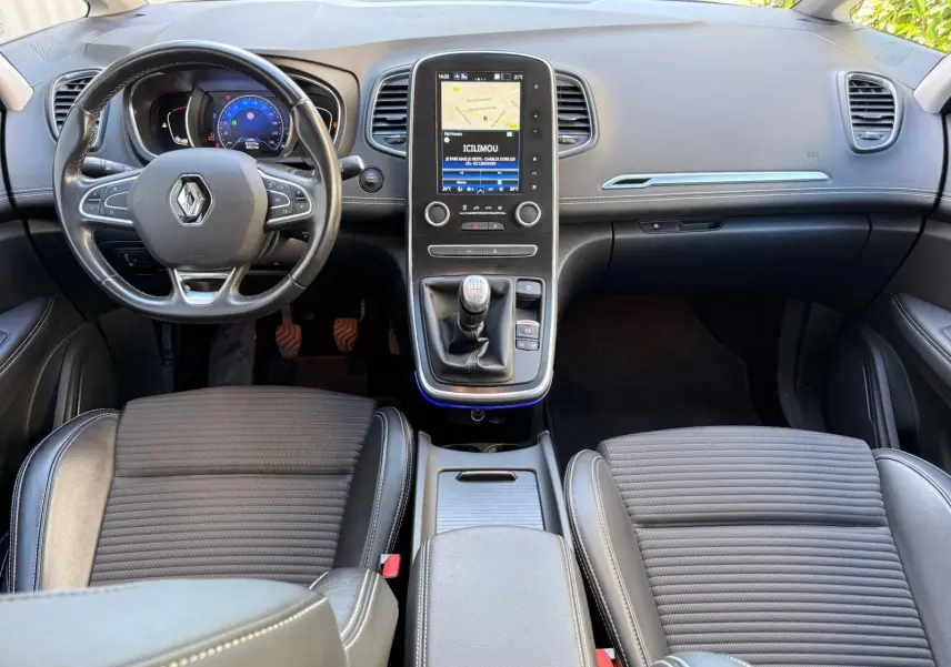 Intérieur du Renault Scénic IV 2020, vue frontale du tableau de bord avec écran tactile et boîte manuelle.