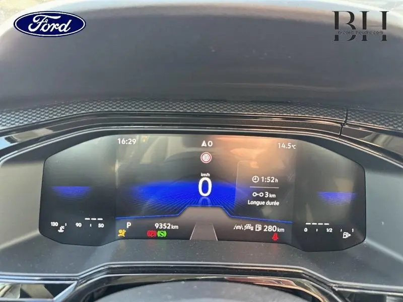 Tableau de bord numérique du Volkswagen Taigo 2024 affichant la vitesse à 0 km/h et diverses informations de conduite.