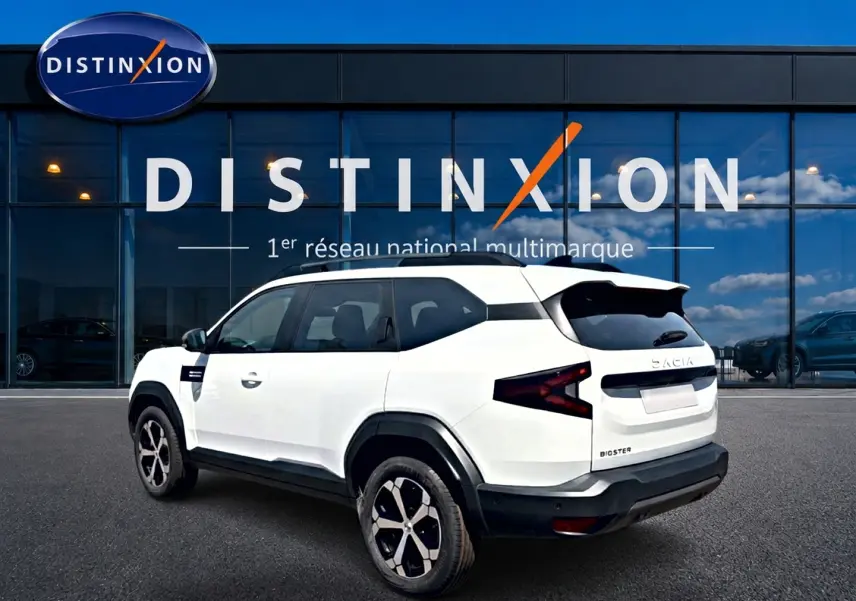 Vue 3/4 arrière droite du Dacia Bigster blanc 2026 avec jantes alu et feux arrière LED distinctifs.