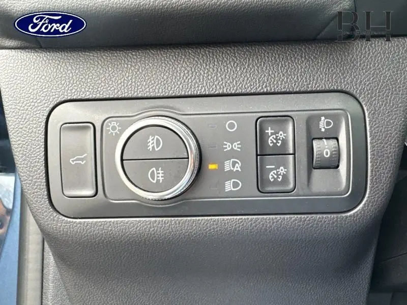 Panneau de commande des éclairages intérieurs du Ford Kuga 2022, boutons noirs sur tableau de bord gris foncé.