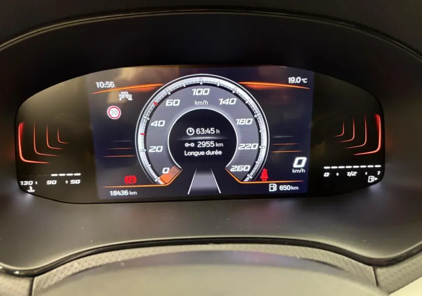 Tableau de bord numérique du SEAT Arona 2023 affichant la vitesse, la température et l'autonomie restante.