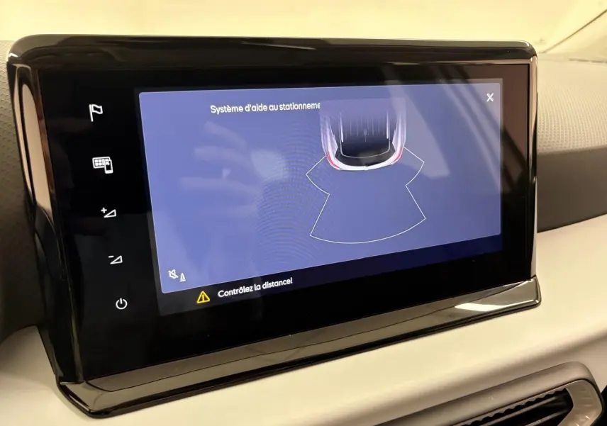 Écran tactile central du tableau de bord du SEAT Arona 2023 affichant l'aide au stationnement.