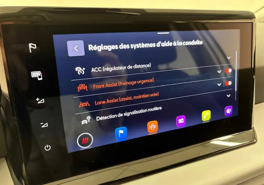 Écran tactile intérieur du SEAT Arona 2023 affichant les réglages des aides à la conduite.