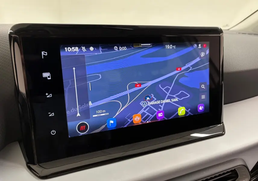 Écran tactile central affichant la navigation dans l'habitacle clair d'une SEAT Arona 2023 finition Style Business.