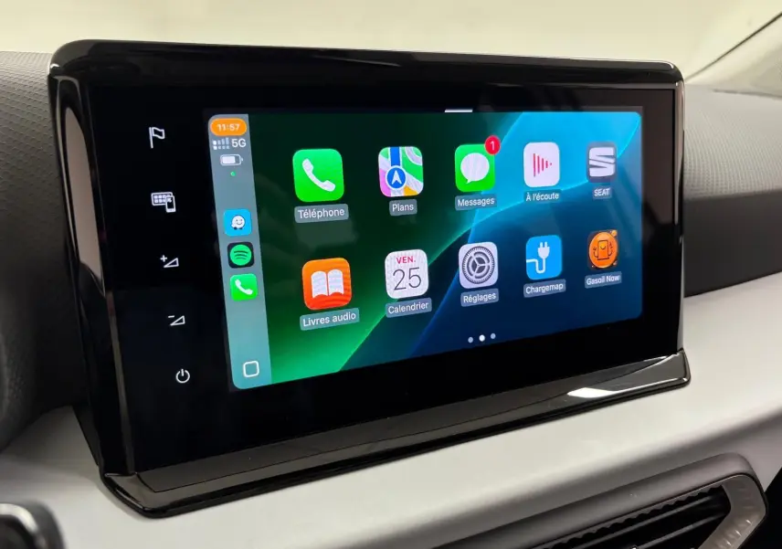 Écran tactile central du tableau de bord du SEAT Arona 2023 avec interface connectée et commandes tactiles latérales.