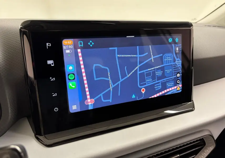 Écran tactile central affichant la navigation dans l'habitacle clair du SEAT Arona 2023, finition Style Business.