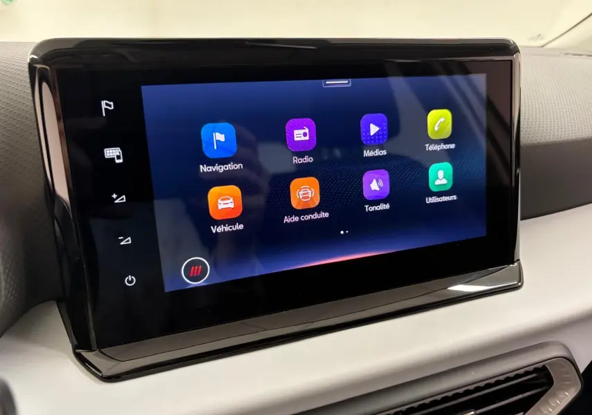 Écran tactile central du tableau de bord du SEAT Arona 2023 avec interface multimédia colorée.