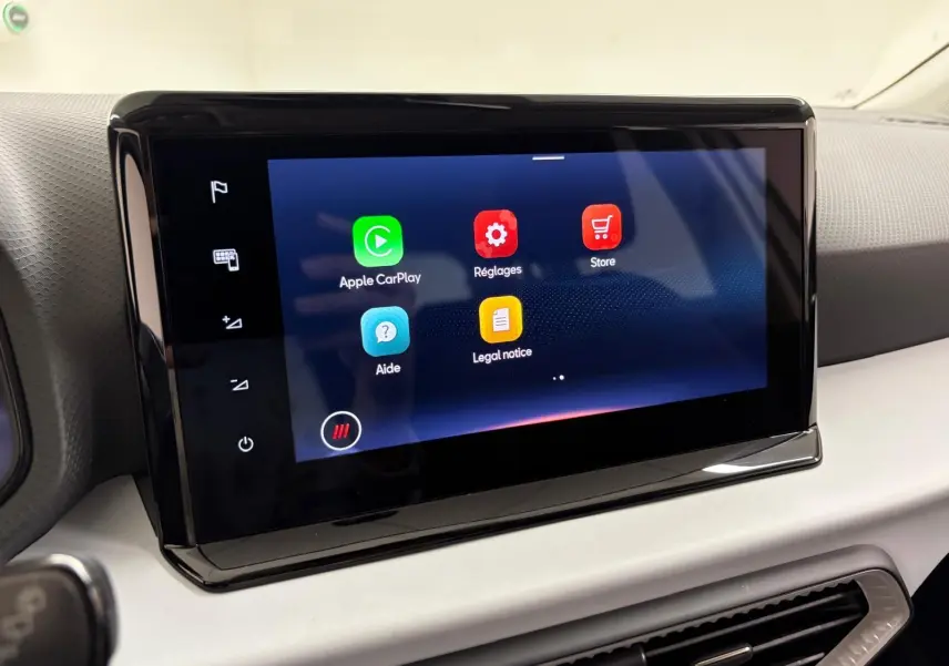 Écran tactile central du tableau de bord du SEAT Arona 2023 affichant les options Apple CarPlay et réglages.