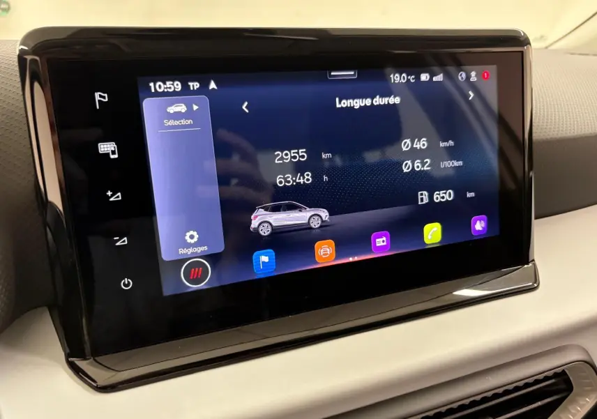 Écran tactile central du tableau de bord du SEAT Arona blanc toit noir, affichant les données de conduite longue durée.