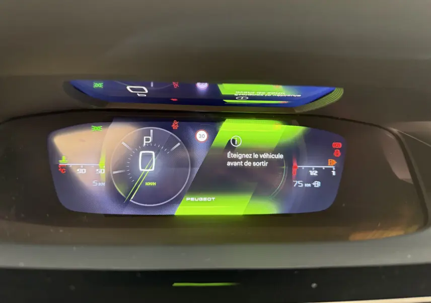 Combiné d'instruments numérique de Peugeot 308 Hybrid 2024, affichage couleur avec message d'arrêt du véhicule.