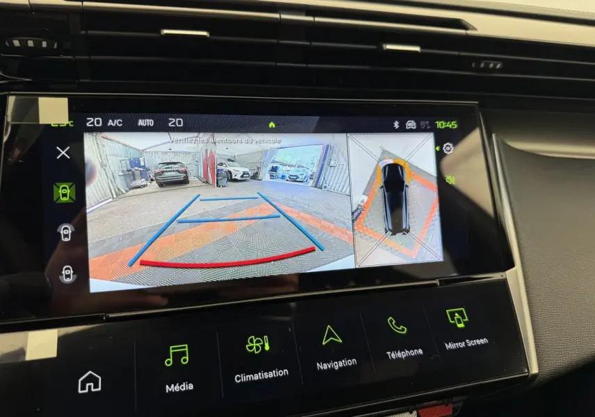 Écran tactile central de la Peugeot 308 Hybrid 136 e-DCS6 GT montrant la caméra de recul et l'aide au stationnement.