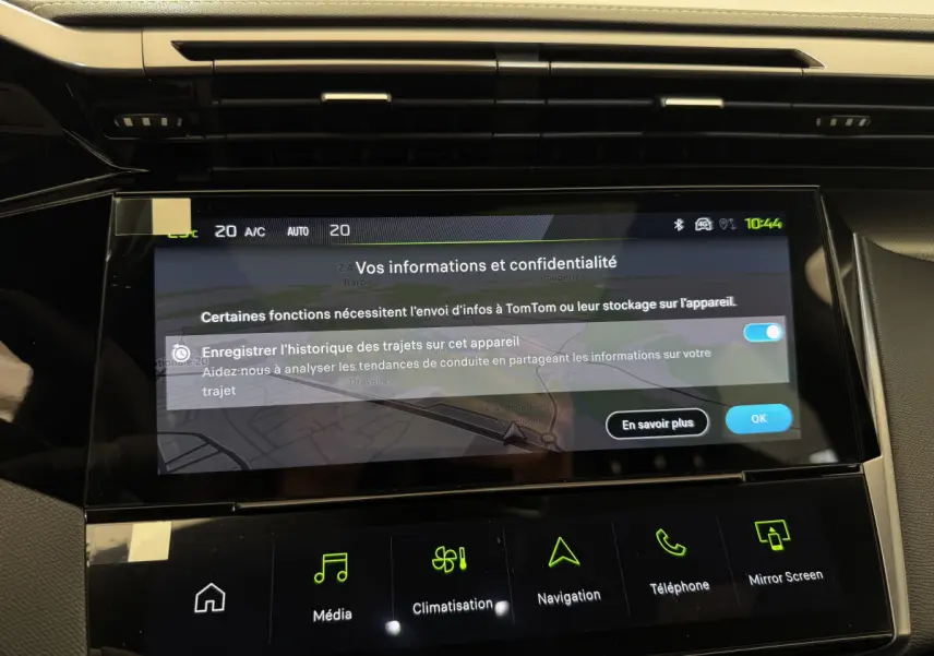 Écran tactile central du tableau de bord de la Peugeot 308 Hybrid 136 e-DCS6 GT blanc, affichant les options de confidentialité et navigation.