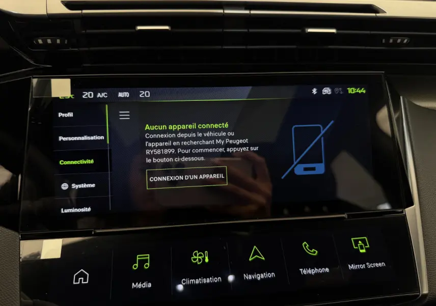 Gros plan sur l'écran tactile central noir affichant le menu connectivité dans l'habitacle d'une Peugeot 308 blanche.