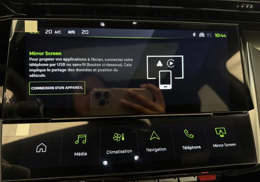 Écran tactile central de la Peugeot 308 Hybrid 136 e-DCS6 GT 2024 affichant le menu Mirror Screen en intérieur noir.
