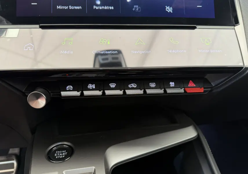Vue rapprochée du tableau de bord de la Peugeot 308 Hybrid 136 e-DCS6 GT 2024, avec écran tactile et commandes tactiles.