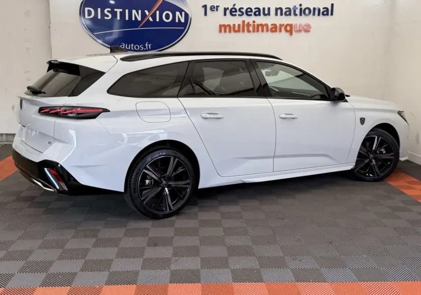 Peugeot 308 Hybrid 136 e-DCS6 GT blanc vue de profil côté droit avec jantes noires et toit noir contrasté.