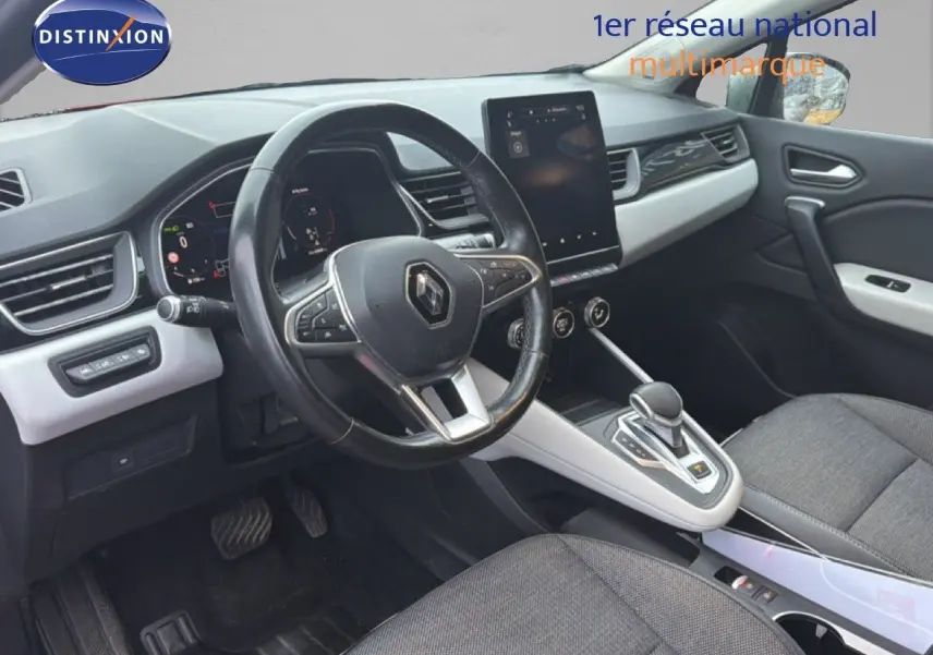 Vue intérieure côté conducteur du Renault Captur 1.3 TCE 155 EDC Edition One, tableau de bord moderne et volant noir.