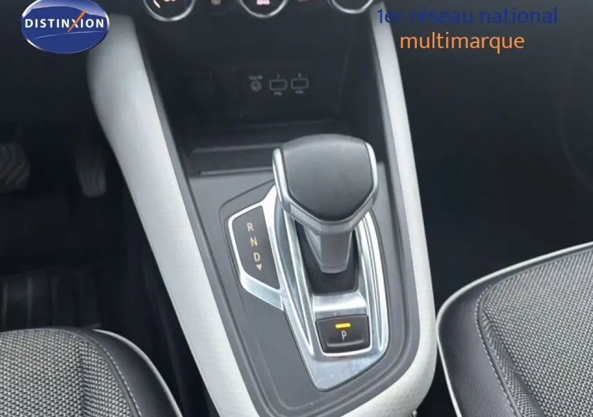 Gros plan sur la commande de boîte automatique du Renault Captur 1.3 TCE 155, intérieur noir et gris.