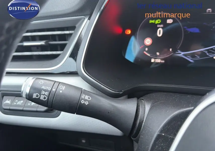 Gros plan sur la commande des phares et clignotants côté gauche du tableau de bord d’un Renault Captur rouge flamme 2020.