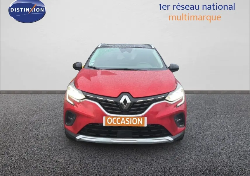 Vue de face du Renault Captur rouge flamme édition 2020 avec calandre noire et feux LED allumés.