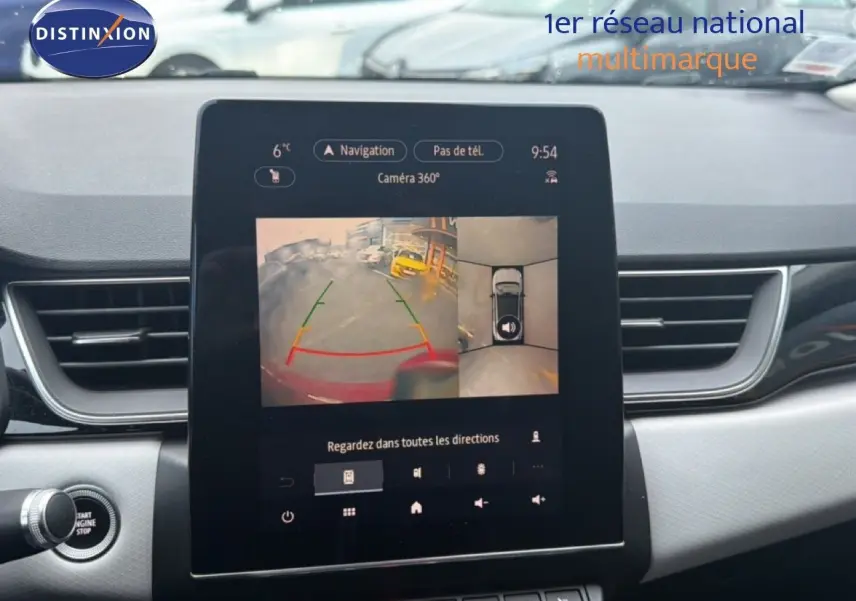 Écran central du Renault Captur 2020 rouge flamme montrant la caméra 360° avec vue arrière et dessus du véhicule.