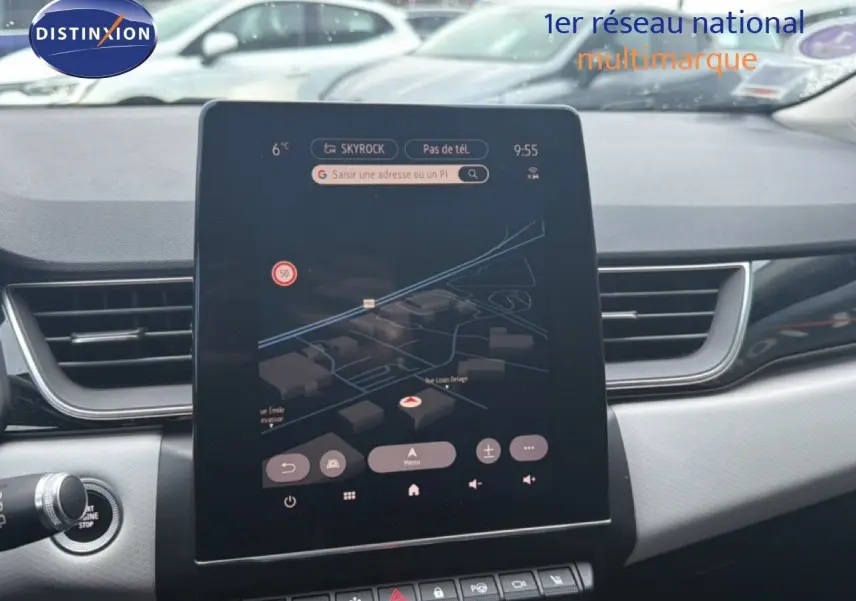 Vue rapprochée de l’écran tactile central du Renault Captur 1.3 TCE 155 Edition One, affichant la navigation.