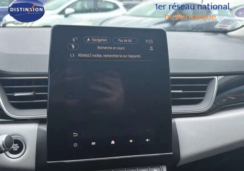 Vue intérieure centrée sur l’écran tactile du tableau de bord du Renault Captur 2020, ambiance moderne et épurée.