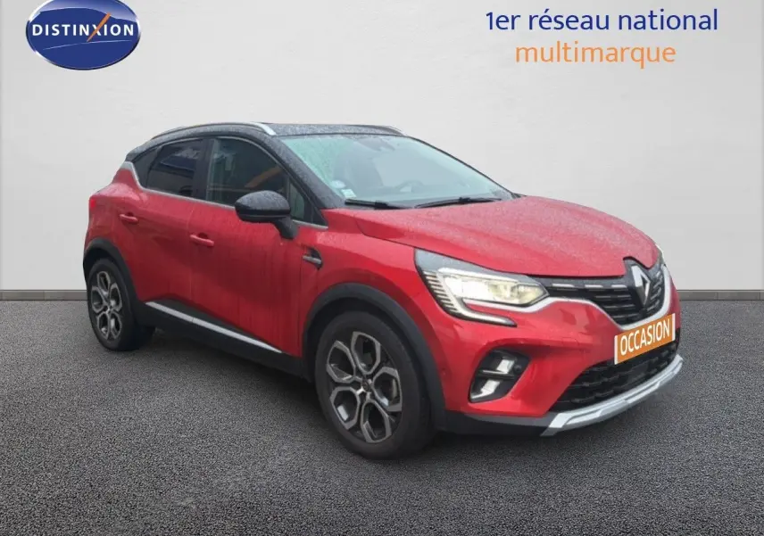 Renault Captur rouge flamme en 3/4 avant droit avec jantes bi-ton et toit noir contrasté.