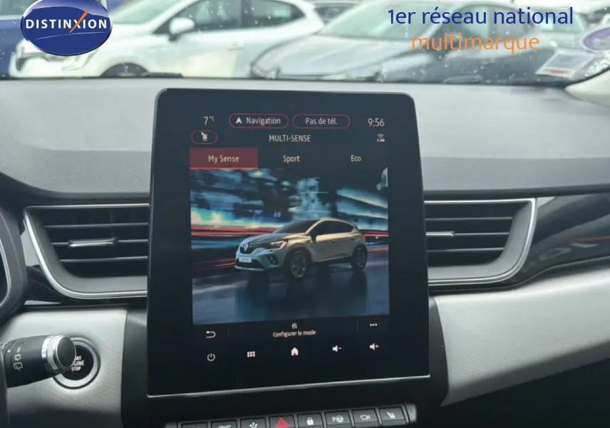 Vue intérieure du tableau de bord du Renault Captur 2020 avec écran tactile central affichant le mode de conduite My Sense.