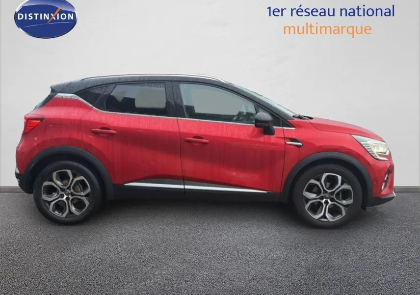 Profil droit du Renault Captur rouge flamme 2020 avec toit noir et jantes alliage bicolores.