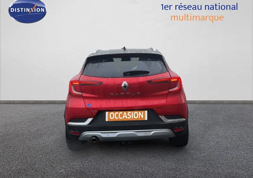 Vue arrière d'un Renault Captur rouge flamme 2020 avec feux LED et plaque occasion visible.