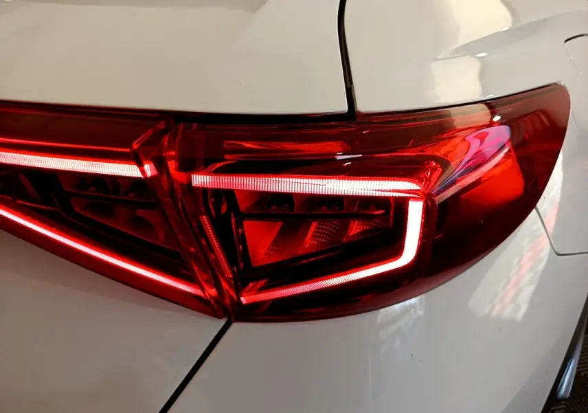 Gros plan sur le feu arrière droit rouge du CUPRA Formentor 2.0 TDI 150ch Business Edition blanc, 2023.