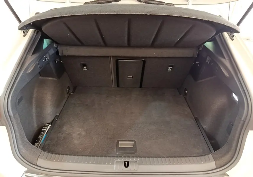 Coffre ouvert vu de l'arrière d'un CUPRA Formentor 2.0 TDI 150ch Business Edition avec intérieur noir.