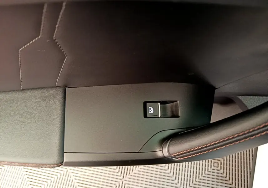 Détail de la commande de verrouillage des portes sur la porte côté conducteur du CUPRA Formentor 2023, intérieur noir.