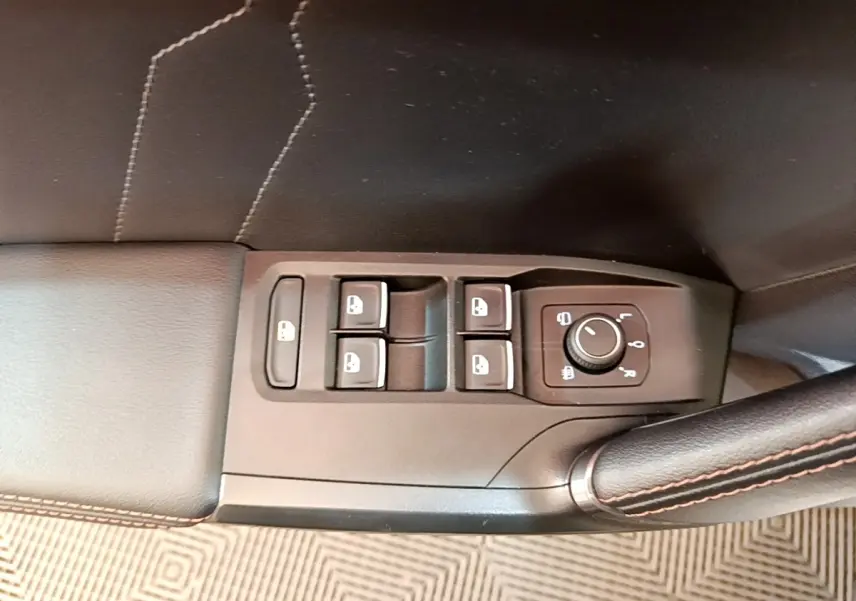 Gros plan sur les commandes de lève-vitres et réglage des rétroviseurs côté conducteur du CUPRA Formentor 2023.